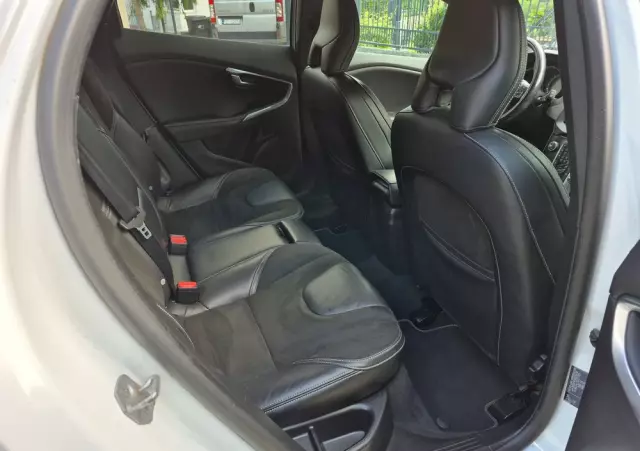 VOLVO V40 D2 Drive-E R-Design Momentum