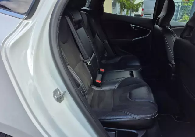 VOLVO V40 D2 Drive-E R-Design Momentum