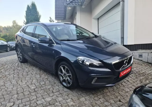 VOLVO V40 D2 Drive-E R-Design Momentum