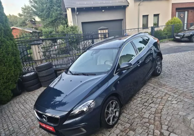 VOLVO V40 D2 Drive-E R-Design Momentum