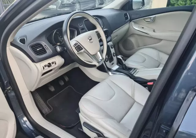 VOLVO V40 D2 Drive-E R-Design Momentum