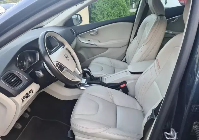 VOLVO V40 D2 Drive-E R-Design Momentum