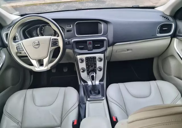 VOLVO V40 D2 Drive-E R-Design Momentum