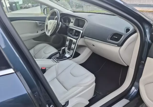 VOLVO V40 D2 Drive-E R-Design Momentum