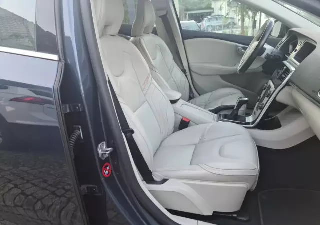 VOLVO V40 D2 Drive-E R-Design Momentum