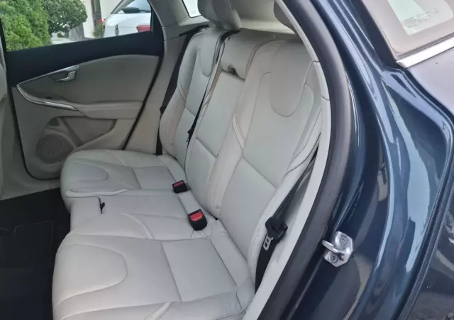 VOLVO V40 D2 Drive-E R-Design Momentum