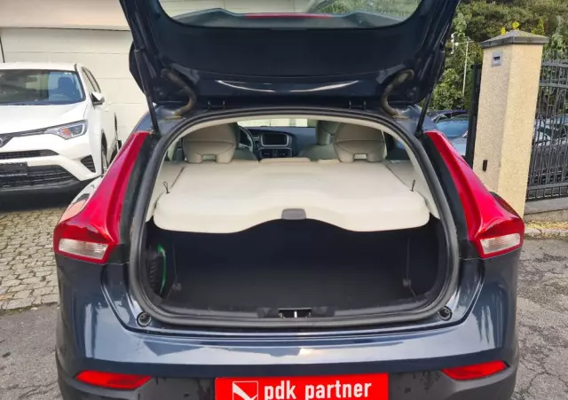 VOLVO V40 D2 Drive-E R-Design Momentum