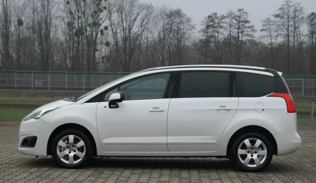 PEUGEOT 5008 