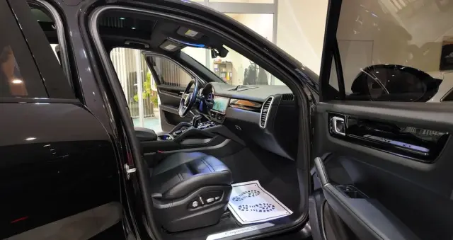 PORSCHE Cayenne S Platinum Edition