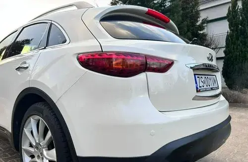 INFINITI QX70 