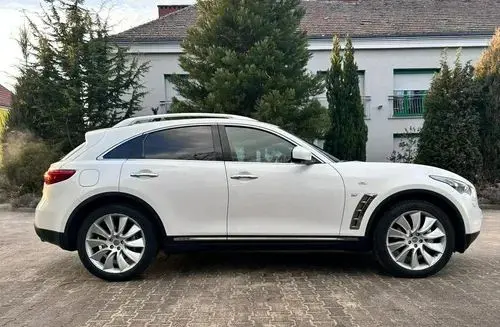 INFINITI QX70 