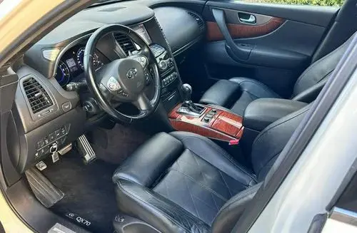 INFINITI QX70 