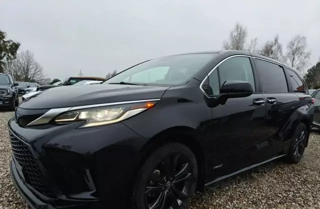 TOYOTA Sienna 