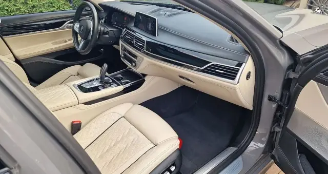 BMW Seria 7 750i xDrive sport