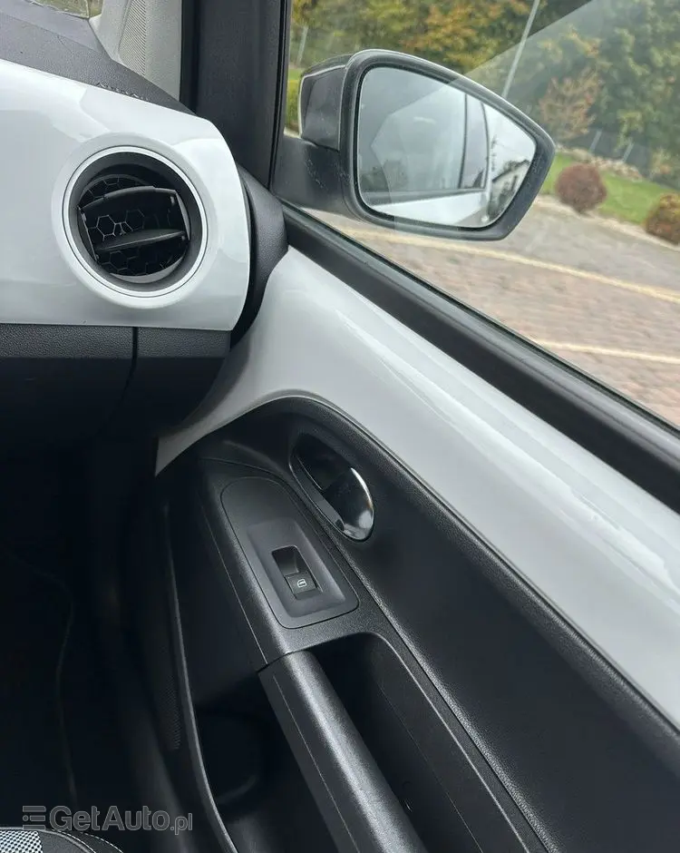 VOLKSWAGEN Up! 