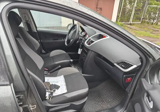 PEUGEOT 207 1.4 16V Presence