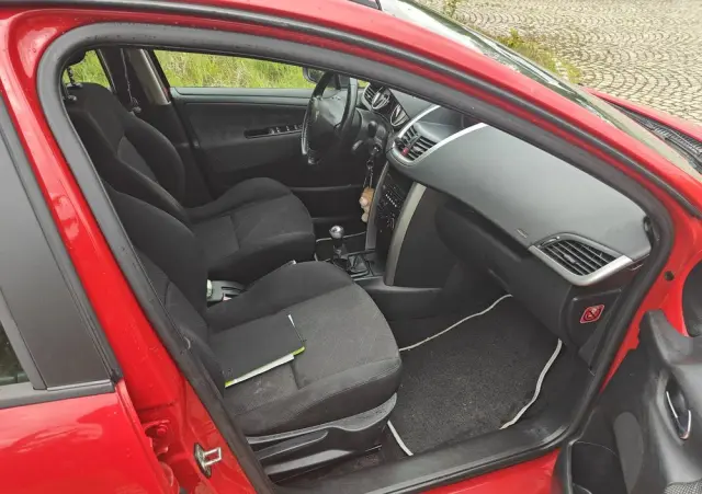 PEUGEOT 207 1.4 16V Presence