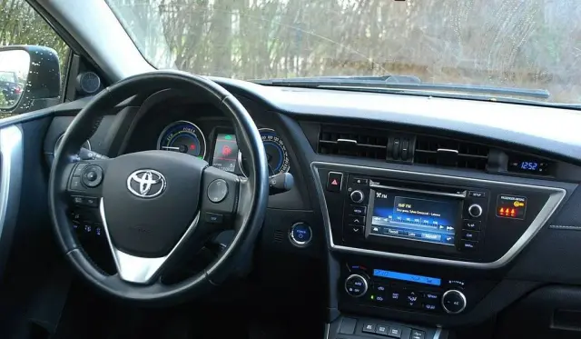 TOYOTA Auris 