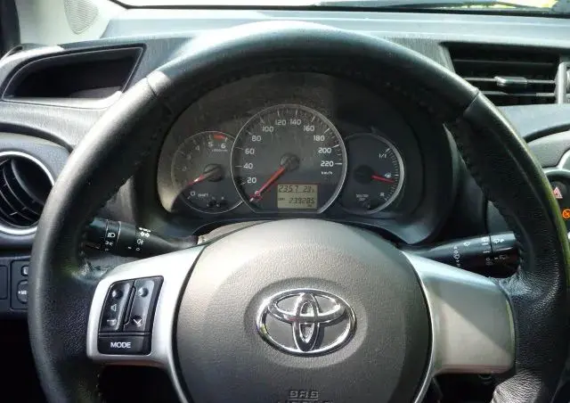 TOYOTA Yaris 1.4 D-4D Premium