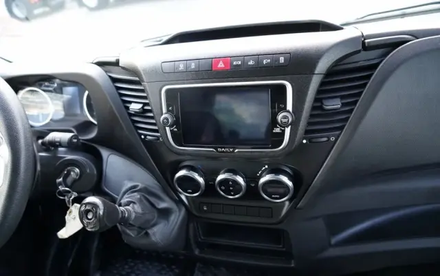 IVECO DAILY 35-160 / KONTENER 4,2 M / WINDA / BLIŹNIAK   DMC: 3500 KG /  2022 