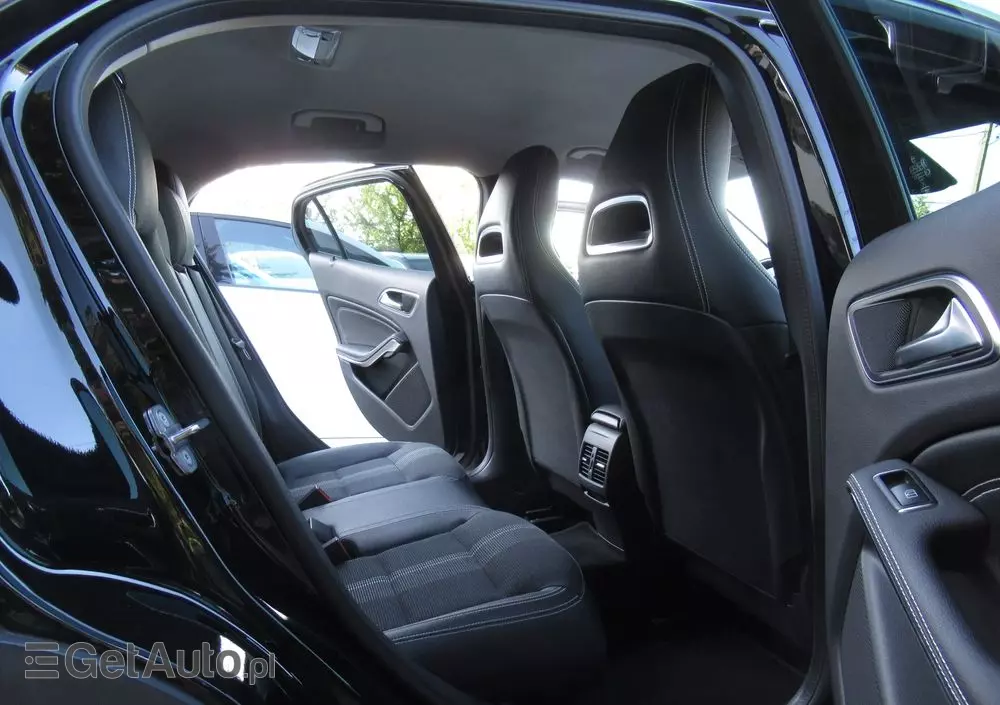 MERCEDES-BENZ GLA 200 7G-DCT Urban