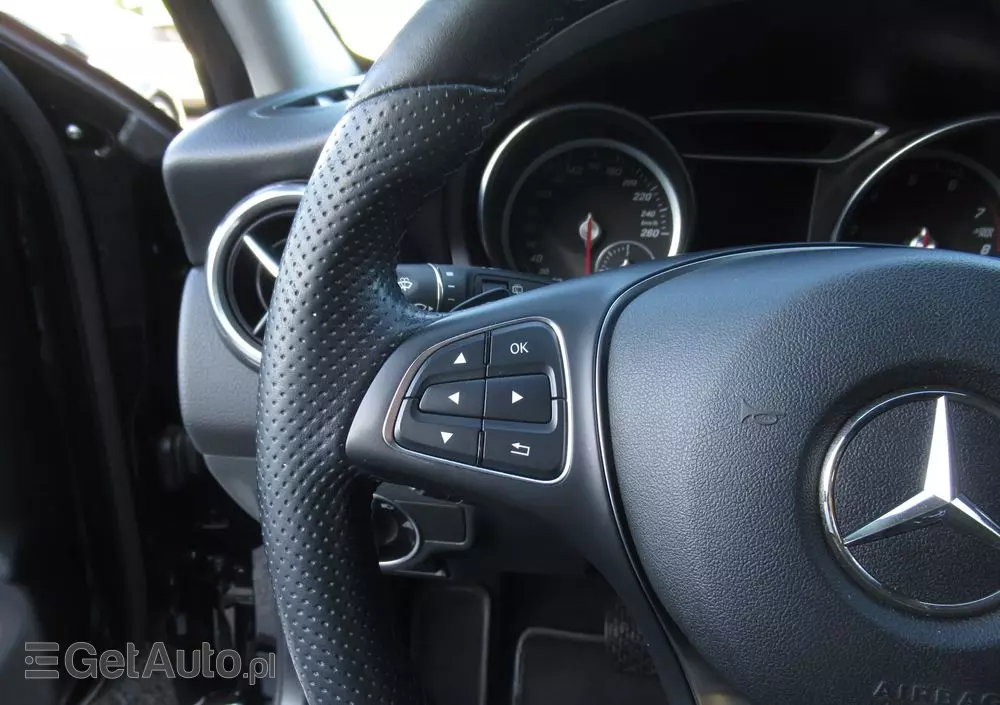 MERCEDES-BENZ GLA 200 7G-DCT Urban