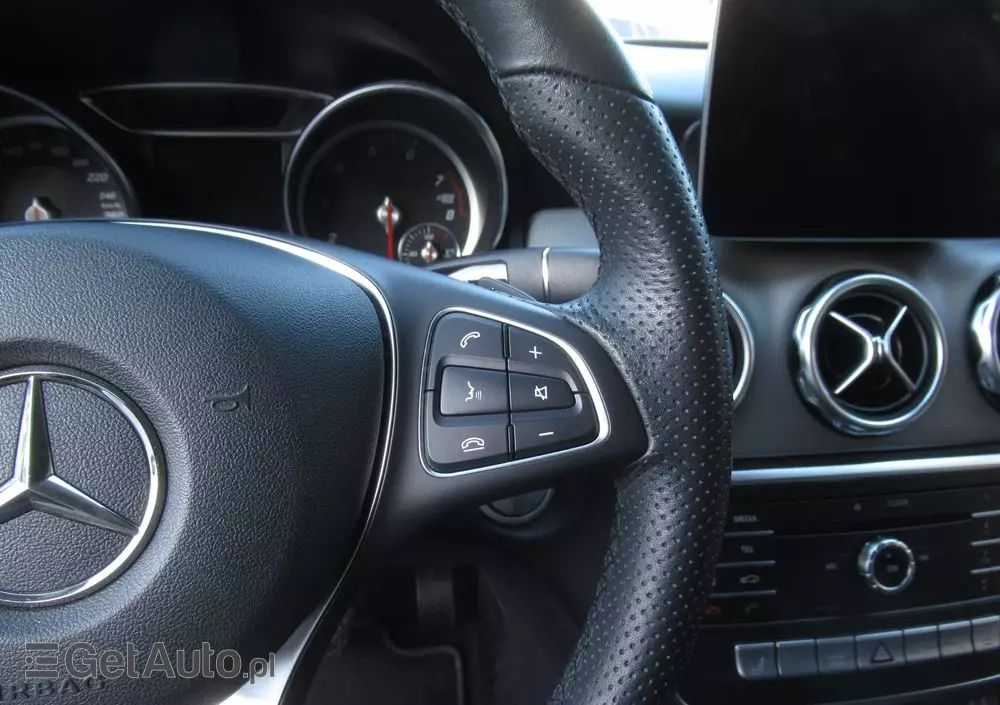 MERCEDES-BENZ GLA 200 7G-DCT Urban