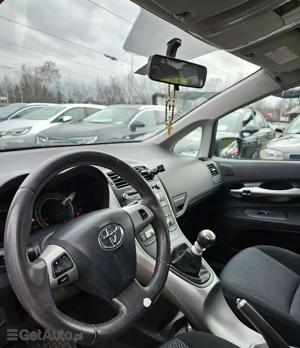 TOYOTA Auris 