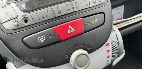 PEUGEOT 107 
