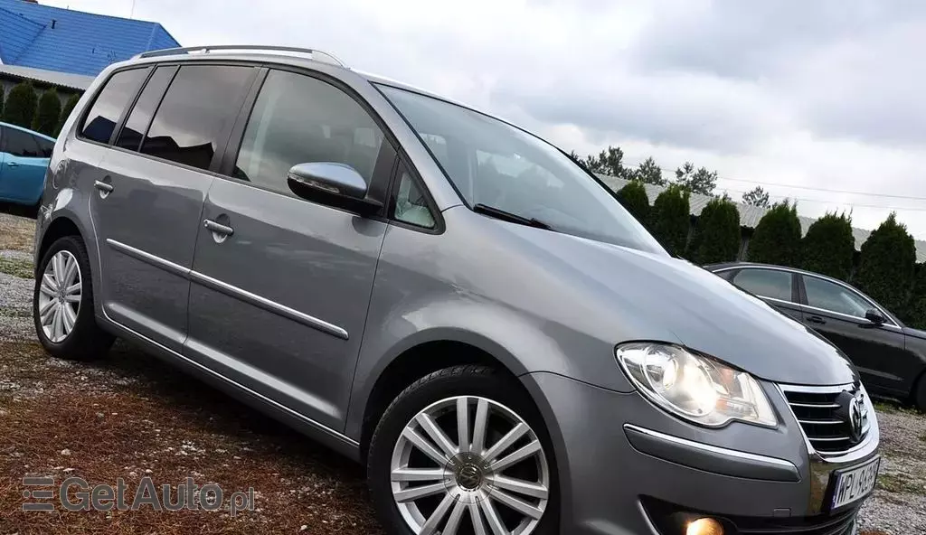 VOLKSWAGEN Touran 