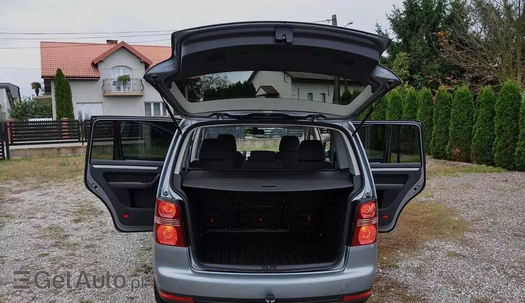 VOLKSWAGEN Touran 