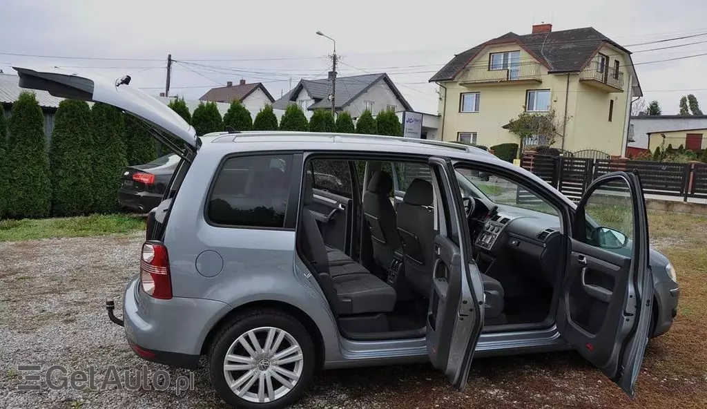 VOLKSWAGEN Touran 