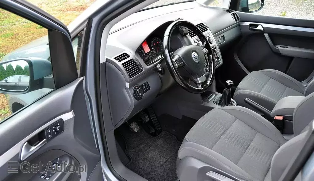VOLKSWAGEN Touran 