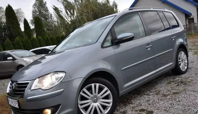 VOLKSWAGEN Touran 