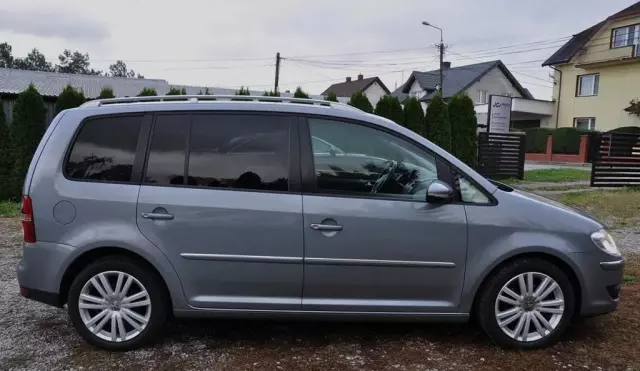 VOLKSWAGEN Touran 