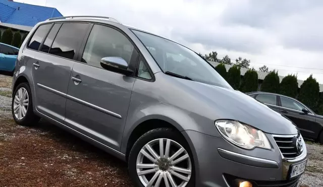 VOLKSWAGEN Touran 