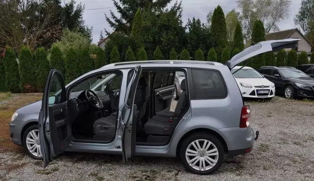 VOLKSWAGEN Touran 