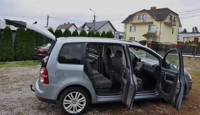 VOLKSWAGEN Touran 