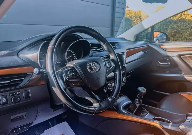 TOYOTA Avensis 1.6 D-4D Prestige