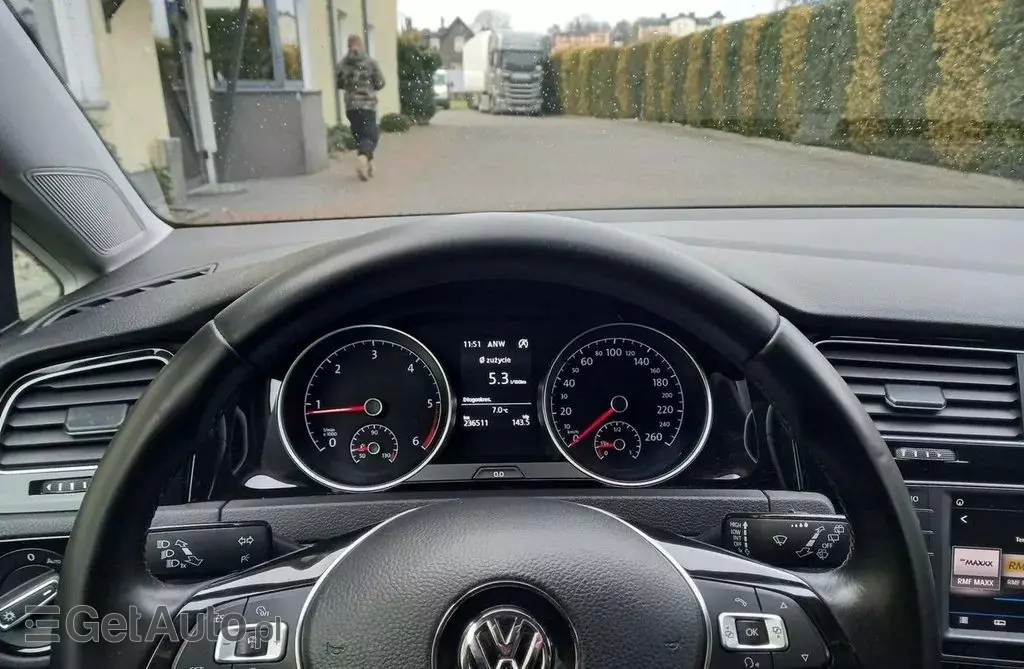VOLKSWAGEN Golf 