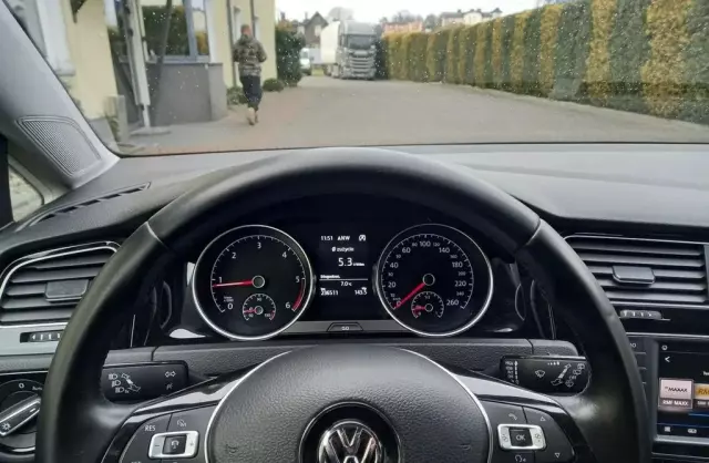 VOLKSWAGEN Golf 