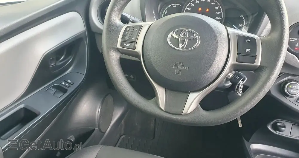 TOYOTA Yaris Hybrid 100 Active