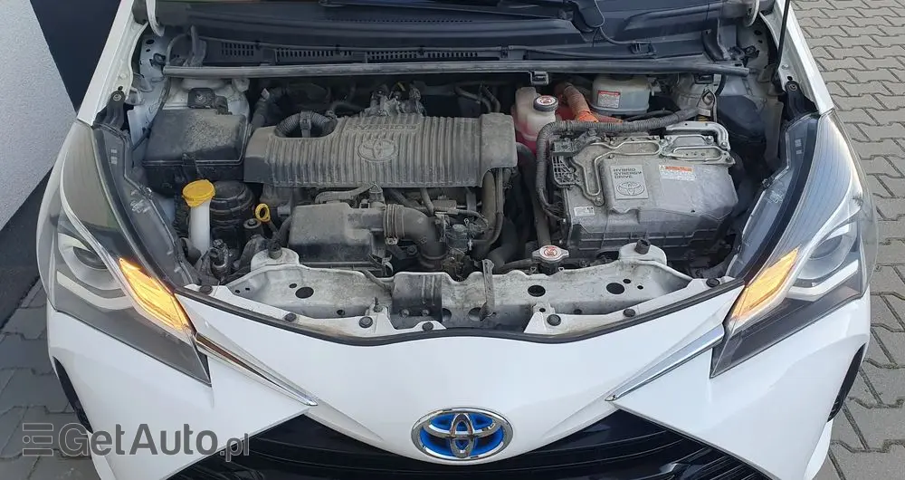 TOYOTA Yaris Hybrid 100 Active