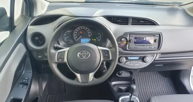 TOYOTA Yaris Hybrid 100 Active