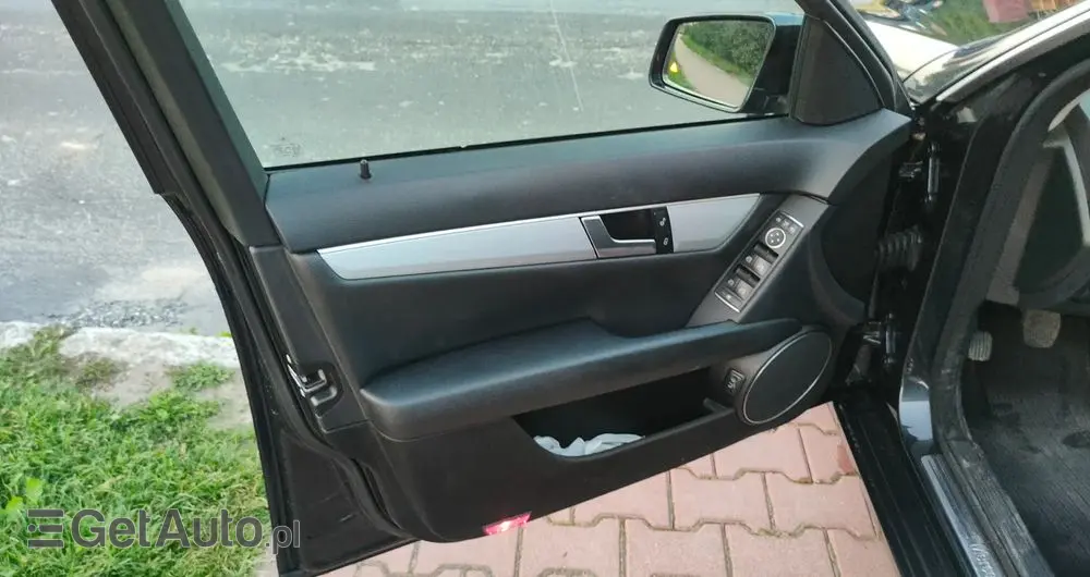 MERCEDES-BENZ Klasa C 220 T CDI DPF (BlueEFFICIENCY) Avantgarde