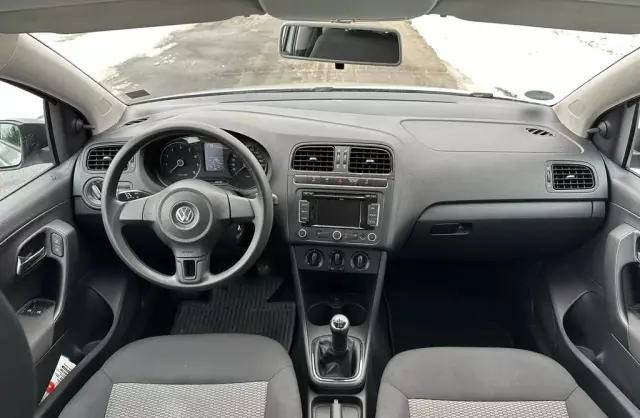 VOLKSWAGEN Polo 