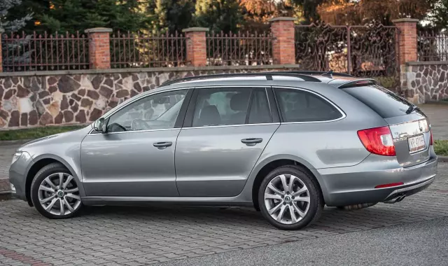 SKODA Superb 