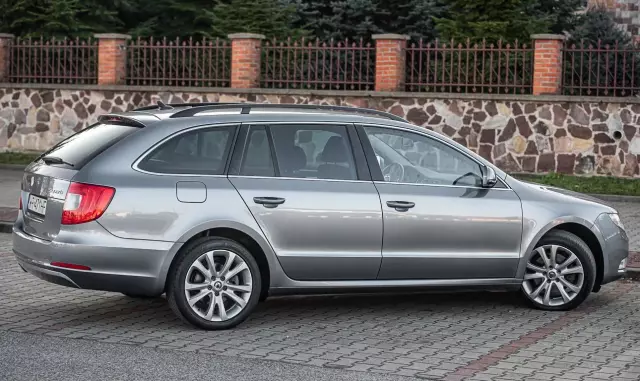 SKODA Superb 