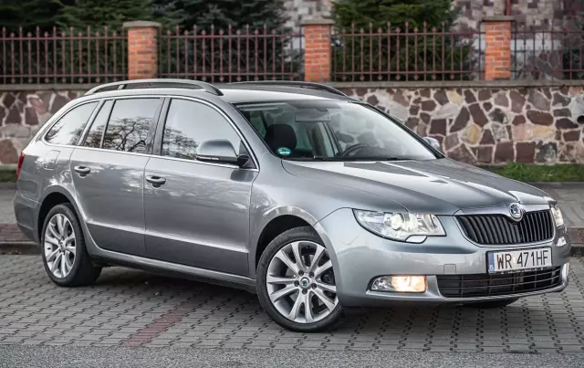 SKODA Superb 