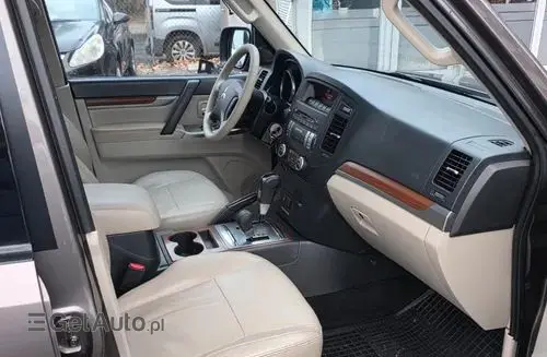 MITSUBISHI Pajero 